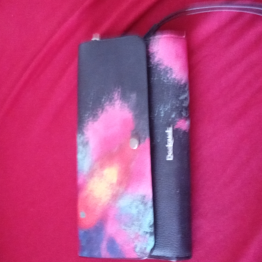 Good Two In One wallet One wallet pink and green Turn The wallet around it Black